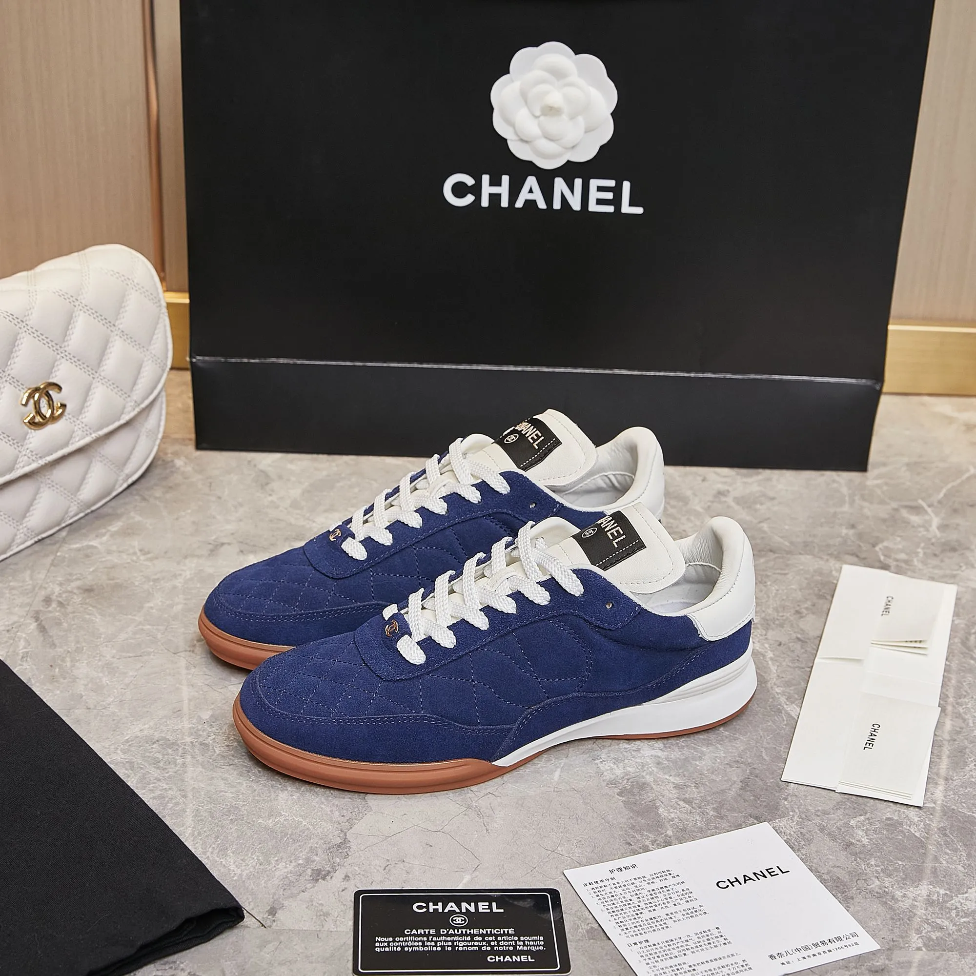 👟👟Ex-factory price 560👟👟 Chanel Chanel - 2024 counter top casual sports shoes This classic design; the upper is electro-embroidered with a variety of techniques; the outsole is fashionable and sporty; it is unusual to incorporate a variety of color matching elements... The diversified mix and match is very beautiful and versatile, casual, fashionable, sports and outdoor can be taken into account... ꫛꫀꪝ Go➫ Material: ❶Upper is made of: Original imported mixed-breed sheep ❷Inside made of: original imported breathable sheepskin ❸Outsole based on: original TPU outsole Full set of boutique packaging for women 35–41